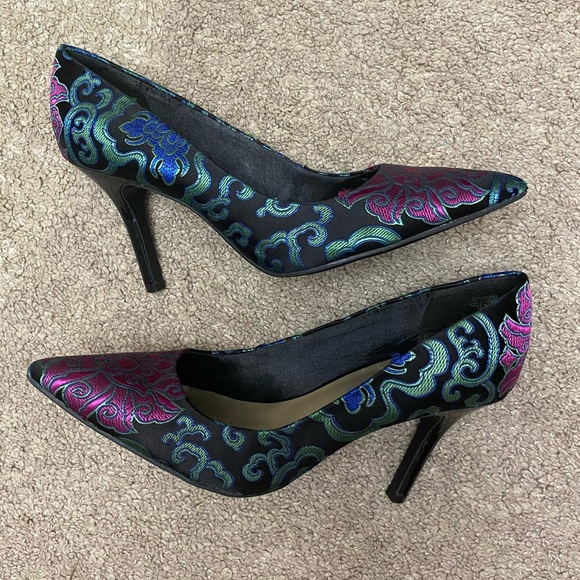 9&CO Shoes - 9 & CO black shiny pointy toe heels size 8.5